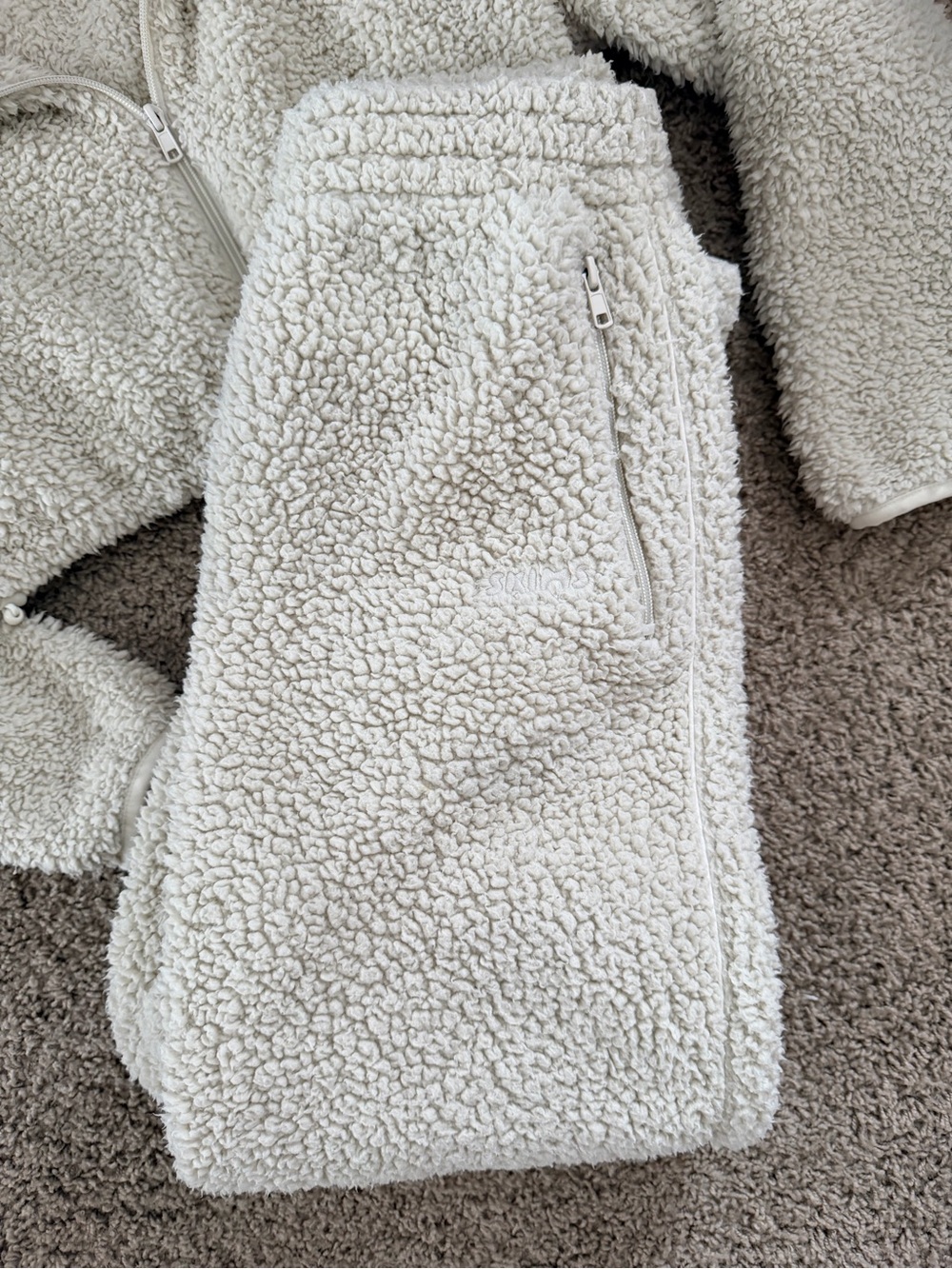 SKIMS Teddy Cream Fleece Zip Crop Sweater & Jogger Set - Picture 3 of 8
